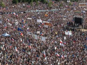 反华为斗士安德烈·巴比什倒霉了：25万捷克人涌入首都布拉格的莱特纳公园抗议