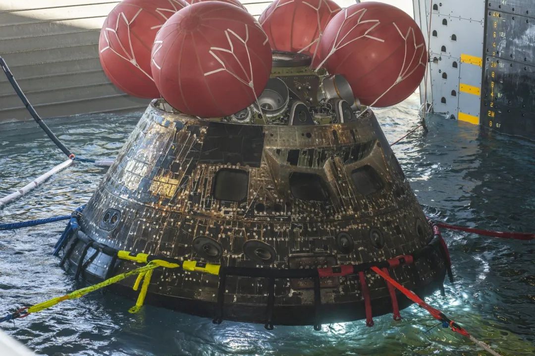 超30马赫水漂弹道，嫦娥六号让美国蒙羞，NASA飞船烧出上百个破洞